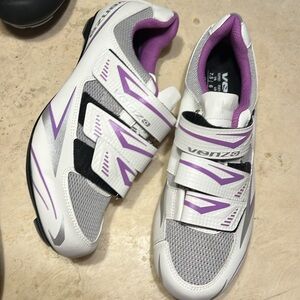 New women’s venzo cycling or spinning shoes 🚵‍♀️